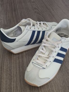 Adidas Originals Country OG Trainers in Off White and Indigo-Multi
